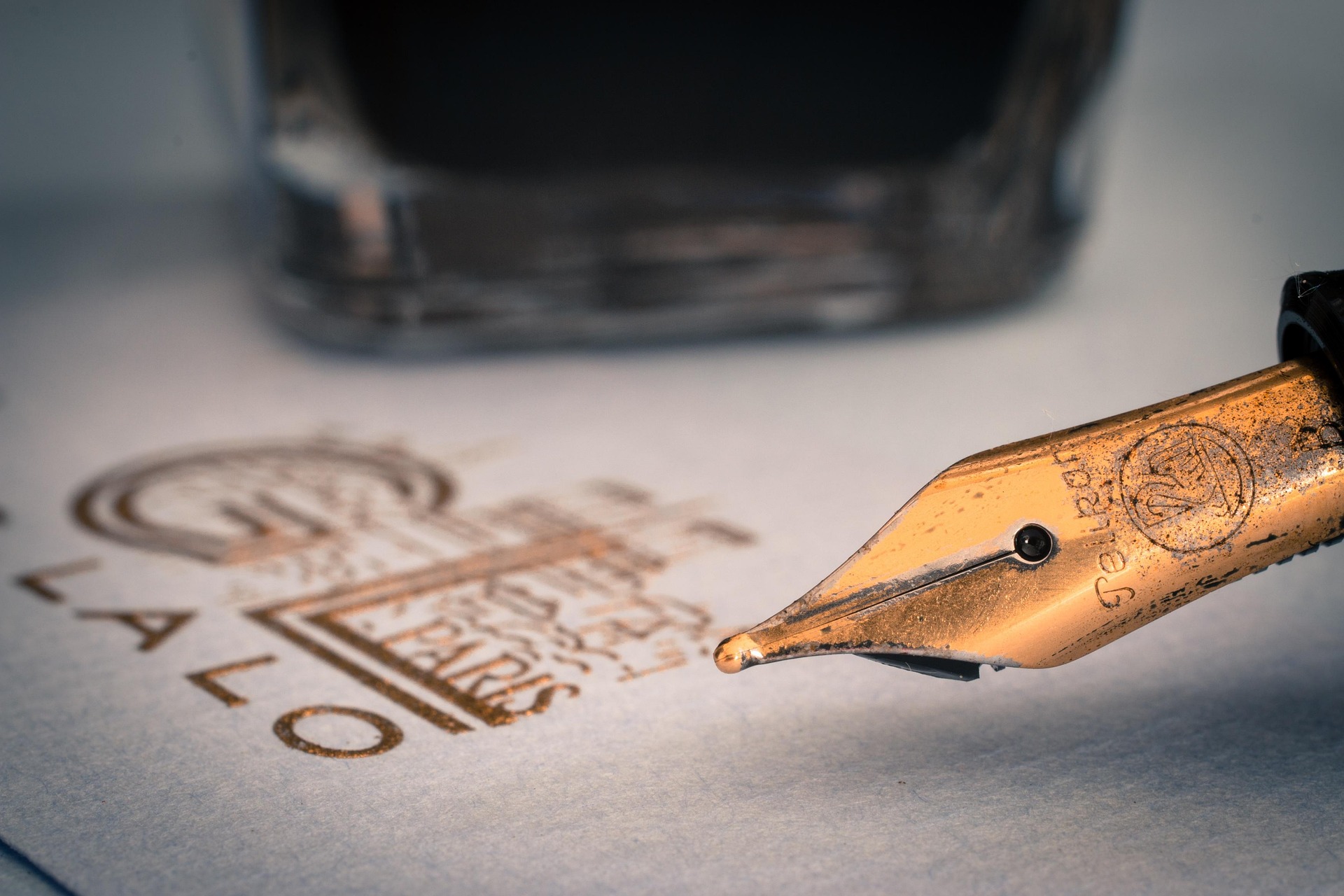 a_different_perspective-fountain-pen-1393979_1920